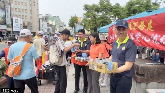 處長邱文俊、副處長鍾翔宇、丁俊總幹事與職員工及榮欣志工自掏腰包，設置愛心補給站，提供信徒免費點心及飲料等物資。（記者方一成攝）