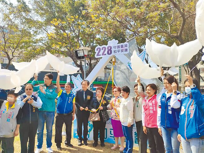 台中市民政局昨天上午在大里區國光公園二二八紀念碑舉辦和平紀念追思會，台中市長盧秀燕邀受難者及家屬共同敲響和平鐘。（潘虹恩攝）