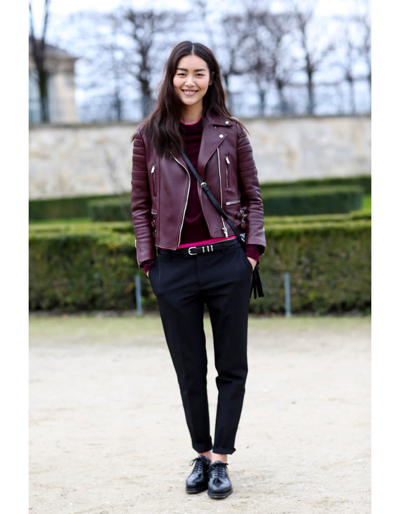 <p>Marre de la sempiternelle veste en cuir noire ? Le bordeaux est une alternative colorée et facile à oser. Avec un pantalon de costume sobre et des derbies vernis, à nous l’allure de garçon manqué.</p><br>