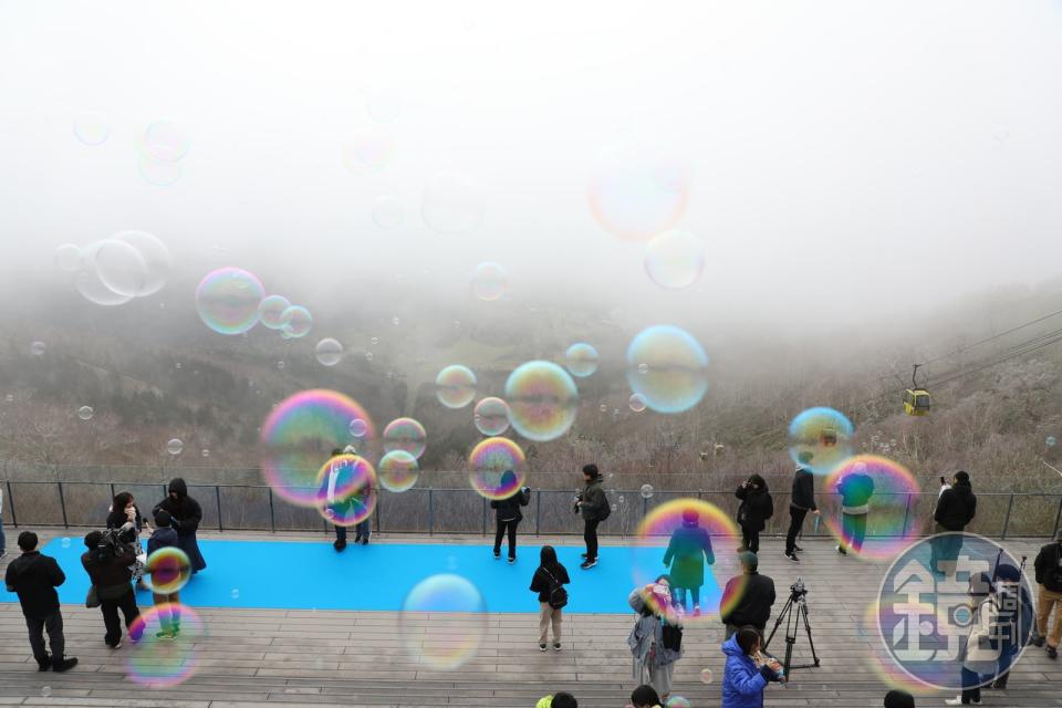 「雲海開幕儀式」邀遊客一同吹泡泡，祈求雲海常現。