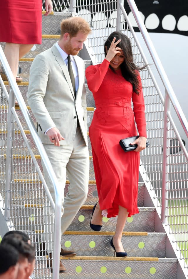 <p>Meghan lució impecable con un vestido en rojo vibrante con bordados que le rinde honor a la bandera de ese país.<br>Diez minutos </p>