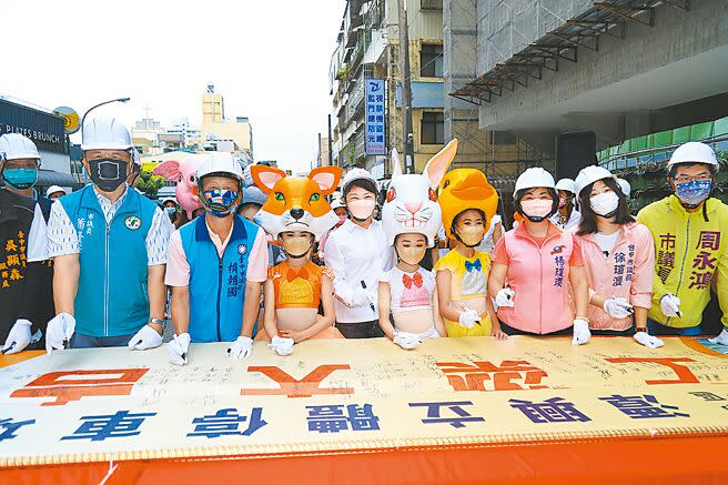 潭興立體停車場14日舉行上梁典禮，市長盧秀燕共襄盛舉。（陳淑娥攝）