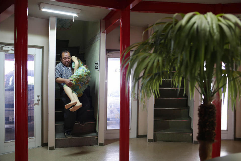 Ante la mirada de los curiosos, a Senji se le puede ver todos los días en las escaleras de su departamento, con la muñeca en brazos.