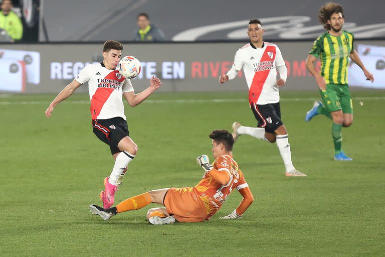 Julián Álvarez ante José Devecchi, una de las jugadas de River en la victoria frente a Aldosivi en el Monumental.