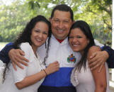 El presidente Chávez con sus hijas Rosa Virginia (I) y María Gabriela. quien cumple funciones de primera dama. Las dos mujeres son producto de su relación con Nancy Colmenares, a quien conoció cuando tenía 23 años. AP Photo/Miraflores Press Office/Marcelo Garcia