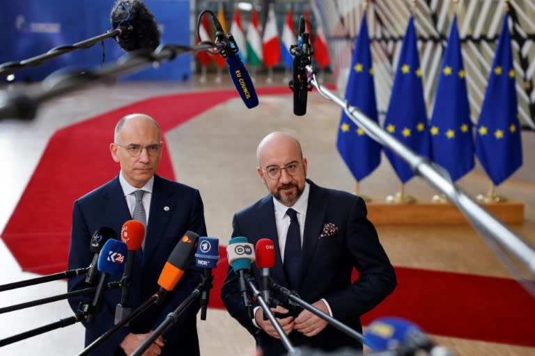 El autor de un informe sobre la competitividad de la economía europea, Enrico Letta (izq), y el presidente del Consejo Europeo, Charles Michel, comparecen ante la prensa a su llegada a la cumbre de la UE, el 18 de abril de 2024 en Bruselas (Ludovic Marin)