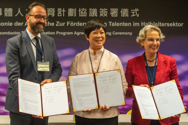 Sebastian Gemkow mit Lora Ho von TSMC und Ursula Staudinger von der TU Dreseden (v.l) bei der Unterzeichnung der Vereinbarung in Taichung (Sam Yeh)