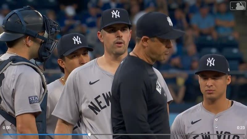 羅登（Carlos Rodon）勸退上場換投的總教練布恩（Aaron Boone）。（圖／翻攝自MLB官網）