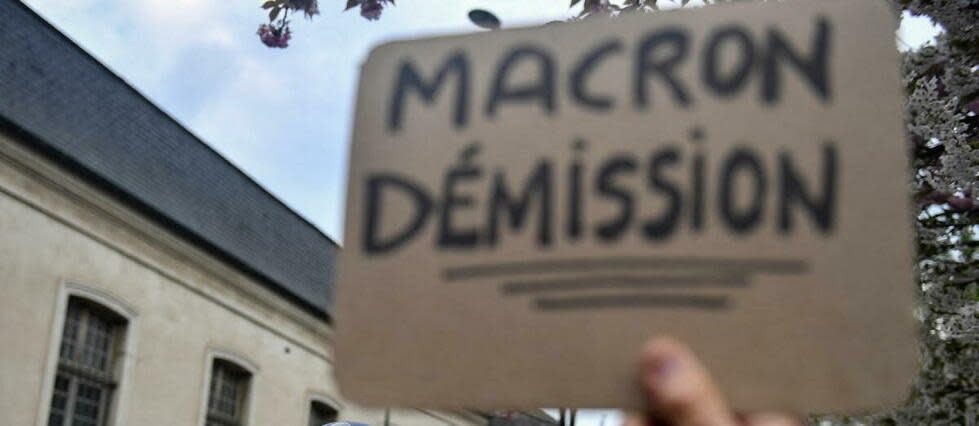 « Macron démission », ont scandé 300 personnes rassemblées mardi soir à Saint-Denis alors que le président devait assister à un concert à la maison d'éducation de la Légion d'honneur.  - Credit:JULIEN DE ROSA / AFP