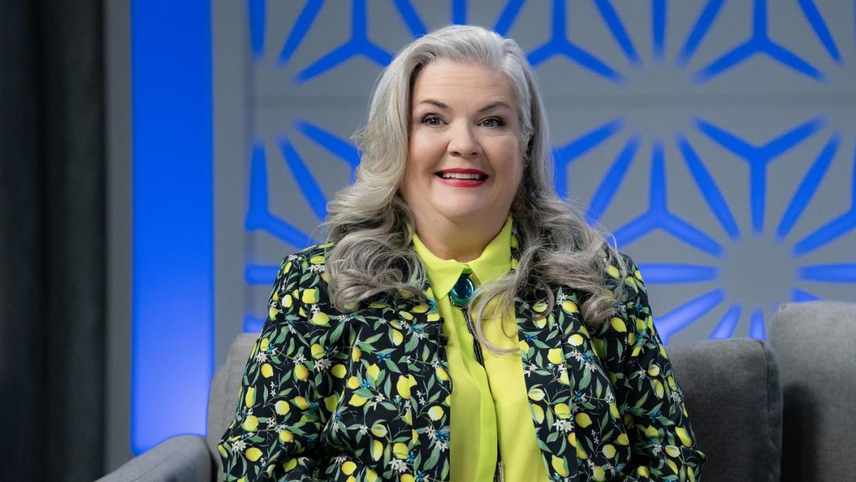 girls5eva paula pell as gloria in episode 301 of girls5eva cr emily v aragonesnetflix