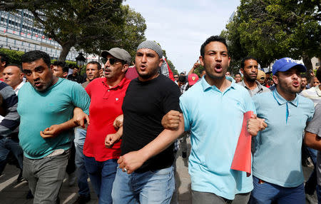 Tunisians demonstrate in support for the protesters of El Kamour oilfield, near the town of Tatouine, on Habib Bourguiba Avenue in Tunis, Tunisia May 22, 2017. REUTERS/Zoubeir Souissi