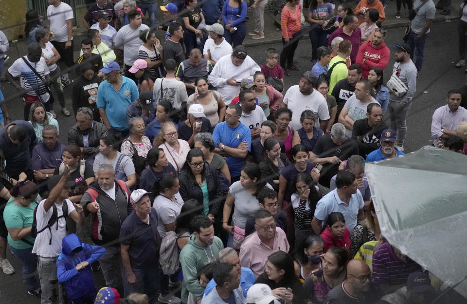 Personas esperando a votar en las elecciones primarias de la oposición en el barrio San Martín de Caracas, Venezuela, el domingo 22 de octubre de 2023. La oposición elegirá un candidato para desafiar al presidente Nicolás Maduro en las elecciones presidenciales de 2024. (Foto AP/Matías Delacroix)