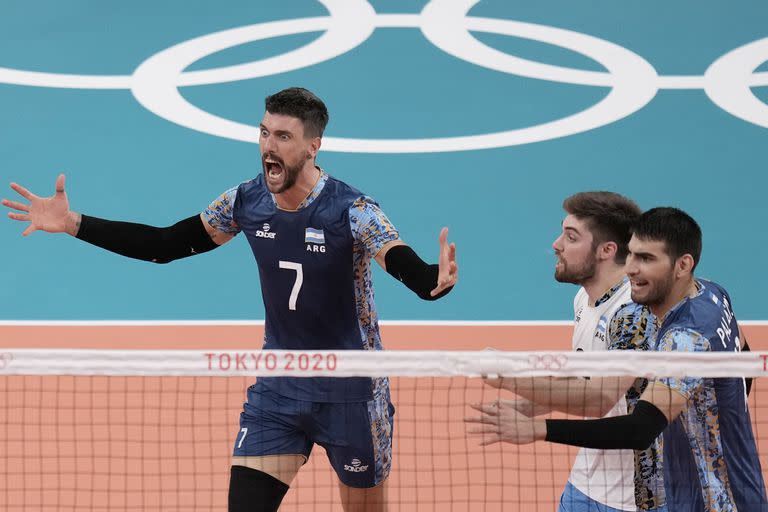 El argentino Facundo Conte celebra un punto durante un partido del grupo B de la ronda preliminar de voleibol masculino contra Estados Unidos, en los Juegos Olímpicos de Verano de 2020, el domingo 1 de agosto de 2021, en Tokio, Japón. (Foto AP / Manu Fernandez)