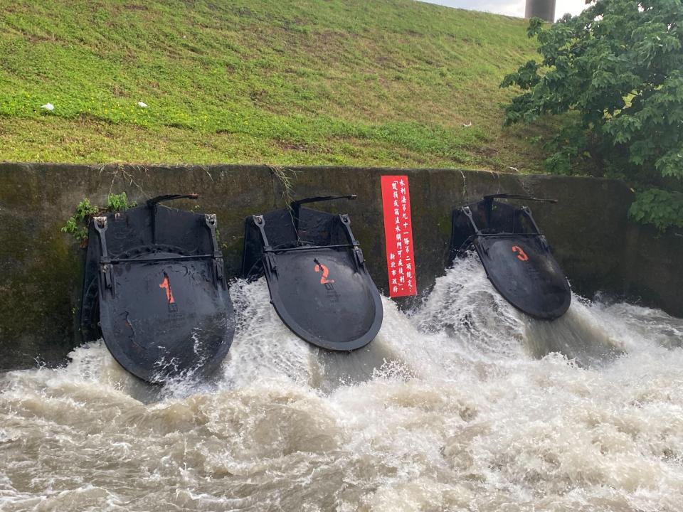 三重頂崁抽水站啟動抽水，減輕市區排水負擔。(新北市水利局提供)