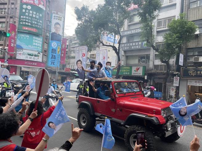 國民黨台北市長候選人蔣萬安在中國國民黨主席朱立倫、立委費鴻泰陪同一起進行第一場台北市車隊遊行。(費鴻泰提供)