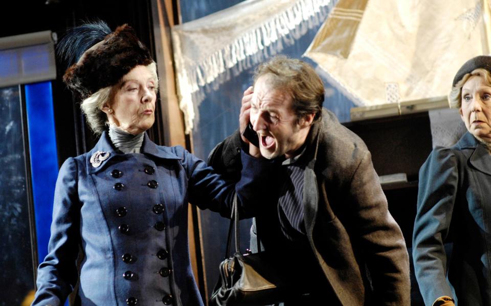 The Sea of ​​Edward Bond: Eileen Atkins ως Louise Rafi και Jem Wall ως Thompson