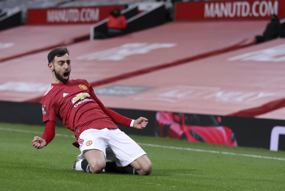 Bruno Fernandes celebra tras marcar el tercer gol del Manchester United en la victoria 3-2 ante Liverpool en la Copa FA, el domingo 24 de enero de 2021, en el estadio Old Trafford de Manchester. (Martin Rickett/Pool vía AP)