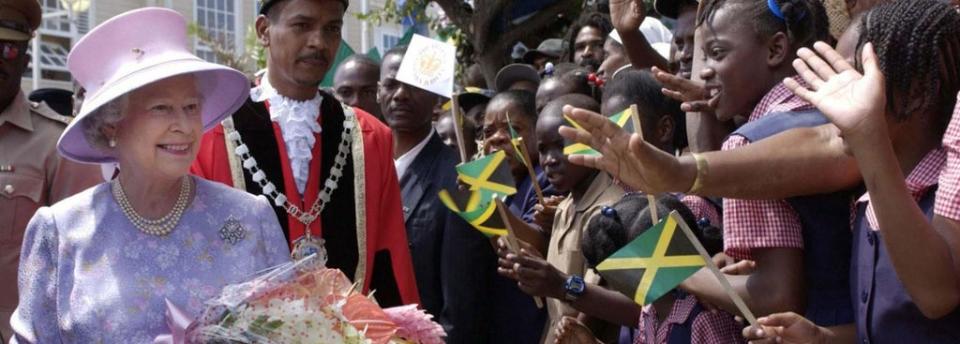 La Reina Isabel II durante su última visita a Jamaica en 2002 (Royal website)