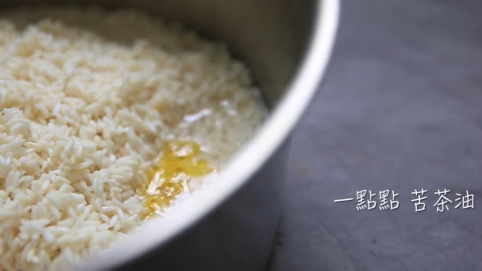 煮長糯米時，要加適量米酒、苦茶油，外鍋也要使用過濾水。