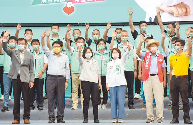 民進黨屏東縣長候選人周春米（前排右三）23日成立競選總部，蔡英文總統（前排左三）及歷任屏東縣長都到場力挺。（林和生攝）