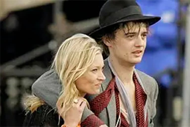 Kate Moss junto a Pete Doherty, cantante de los grupos Libertines y Babyshambles