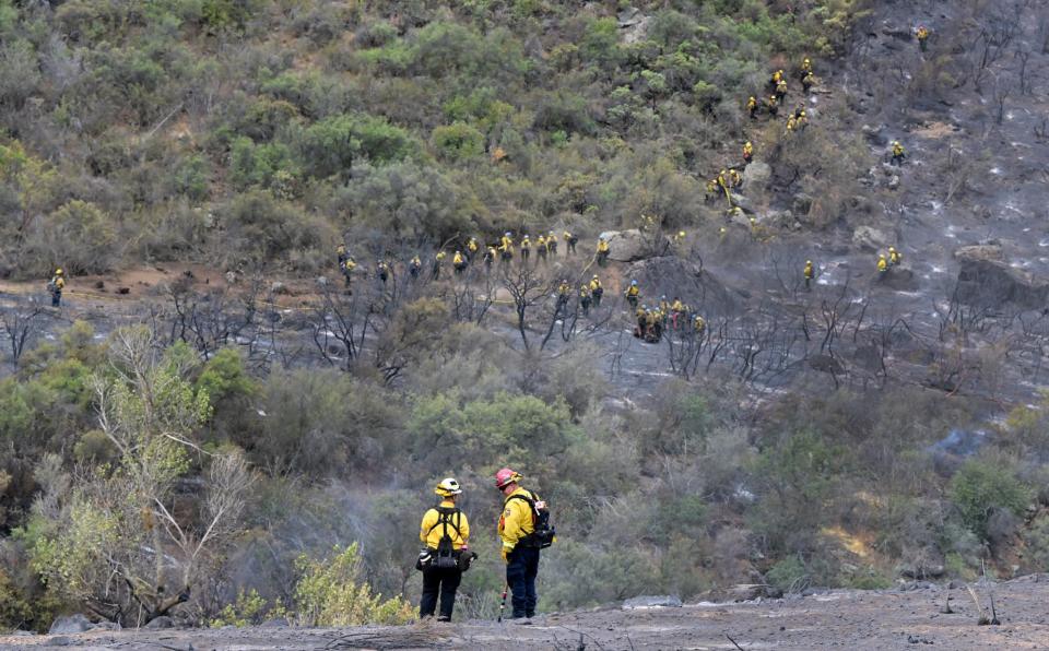 Des pompiers créent une barrière pour ralentir la progression de l'incendie Fairview dans la forêt nationale de San Bernardino, près de Hemet, en Californie, le 9 septembre 2022. - FREDERIC J. BROWN / AFP