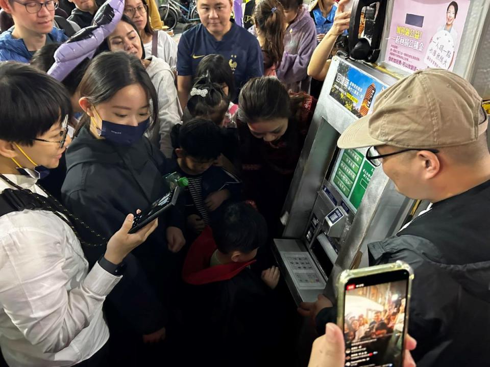 行動提款機現身大遊行引矚目，民眾拍照分享群組。（圖：民眾提供）