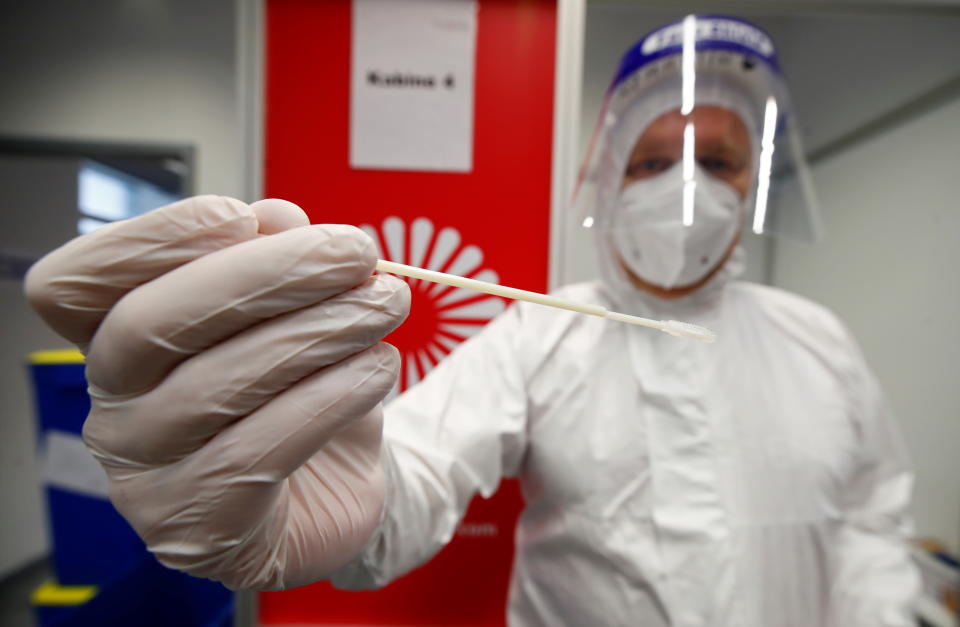 A medical worker collects a swab sample in the COVID-19 testing centre at Duesseldorf Airport, as EU countries impose a travel ban from the UK following the coronavirus disease (COVID-19) outbreak, in Duesseldorf, Germany, December 21, 2020. REUTERS/Wolfgang Rattay