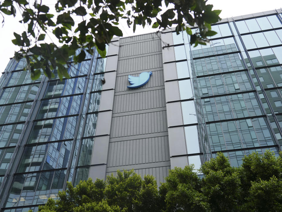 El letrero vacío donde el logotipo de Twitter solía colgar en la sede de la compañía en San Francisco, el 2 de agosto de 2023. (Jim Wilson/The New York Times)