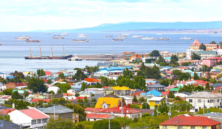 Una vista de Punta Arenas, con el Estrecho de Magallanes detrás.