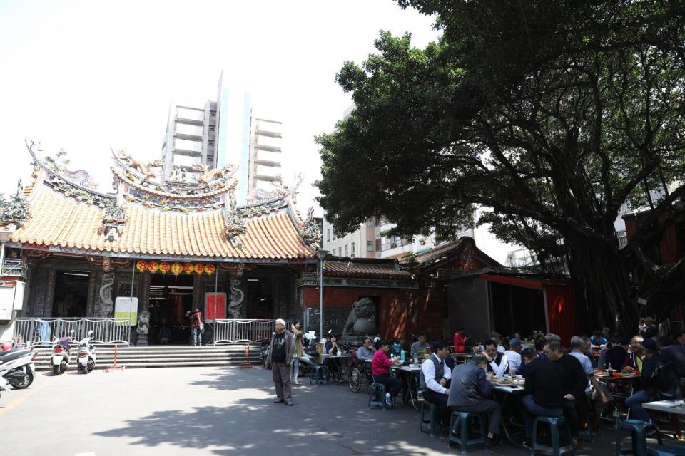 慈聖宮前廣場，聚滿用餐人潮，是一幕很特別的台北風景。