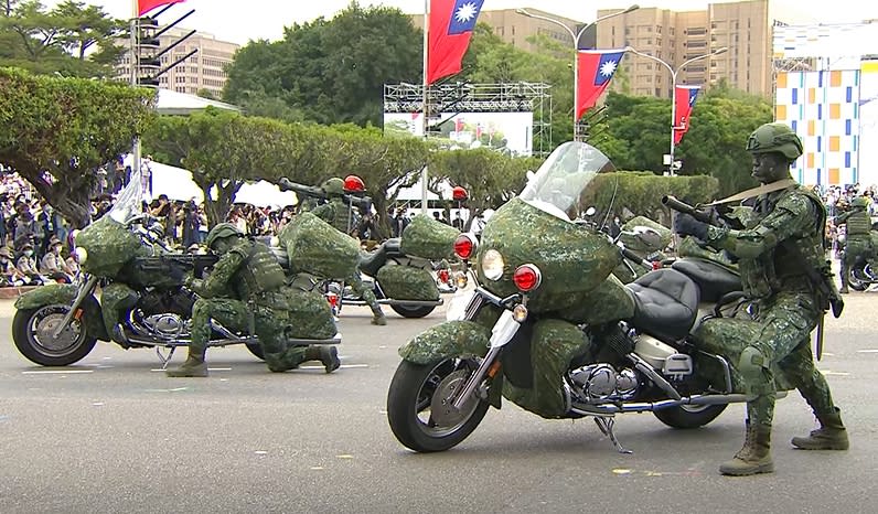 迷彩戰鬥裝的戰兵配備首度亮相的「紅隼」火箭彈。（圖／東森新聞）