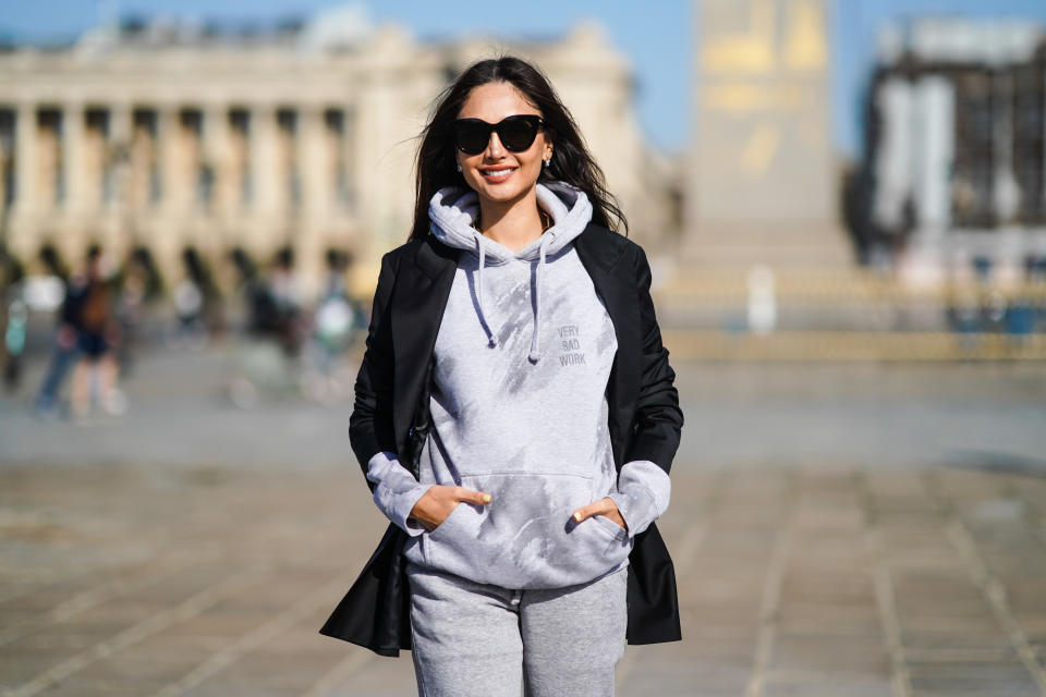 Patricia Gloria Contreras con hoodie gris y un blazer negro. (Foto de Edward Berthelot / Getty Images)