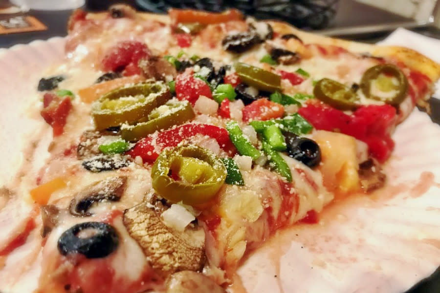 <b>Photo: mark p./<a href="https://yelp.com/biz_photos/epic-pizza-and-subs-st-louis?utm_campaign=7214e6bb-5ab2-42ff-8d59-75093fb53f6b%2C04382389-ca6d-43b0-998e-c896170ecdad&utm_medium=81024472-a80c-4266-a0e5-a3bf8775daa7" rel="nofollow noopener" target="_blank" data-ylk="slk:Yelp;elm:context_link;itc:0;sec:content-canvas" class="link ">Yelp</a></b>