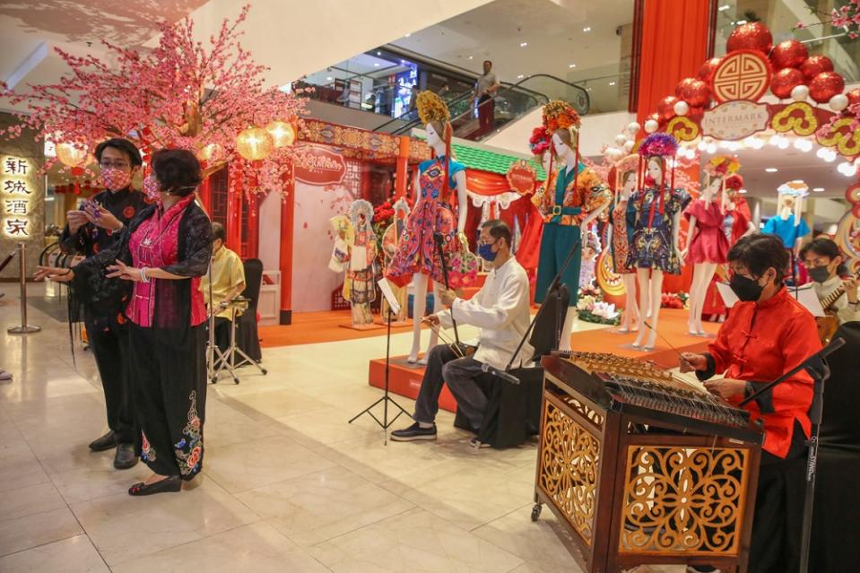 Chinese opera was popular in the 1950s and 1960s in Malaysia but started declining in the 1980s due to competition from other forms of entertainment.