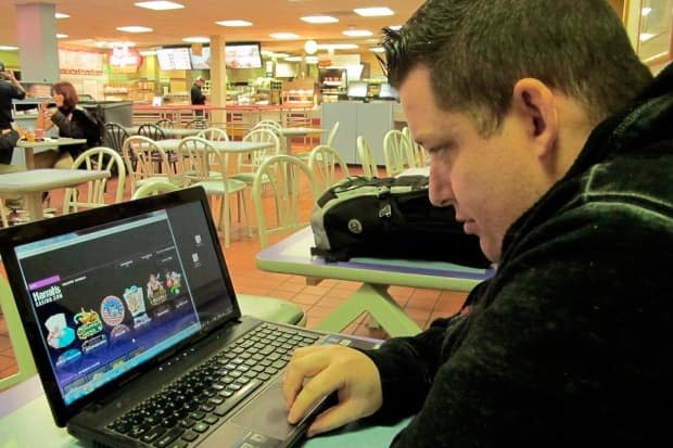 A New Jersey man logs on to a Harrah's online casino on his laptop from a highway rest area. The P.E.I. cabinet's approval of a new Atlantic Lottery online casino for Island residents sparked questions in the legislature Friday.  (Wayne Parry, The Associated Press - image credit)