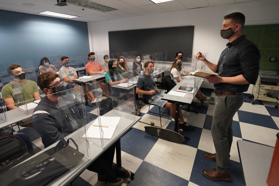 Estudiantes toman clase en la Universidad Palm Beach Atlantic. El uso de mascarillas allí es obligatorio. (AP Photo/Wilfredo Lee)