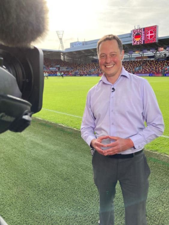 Chris Slegg reporteando en un partido de fútbol.