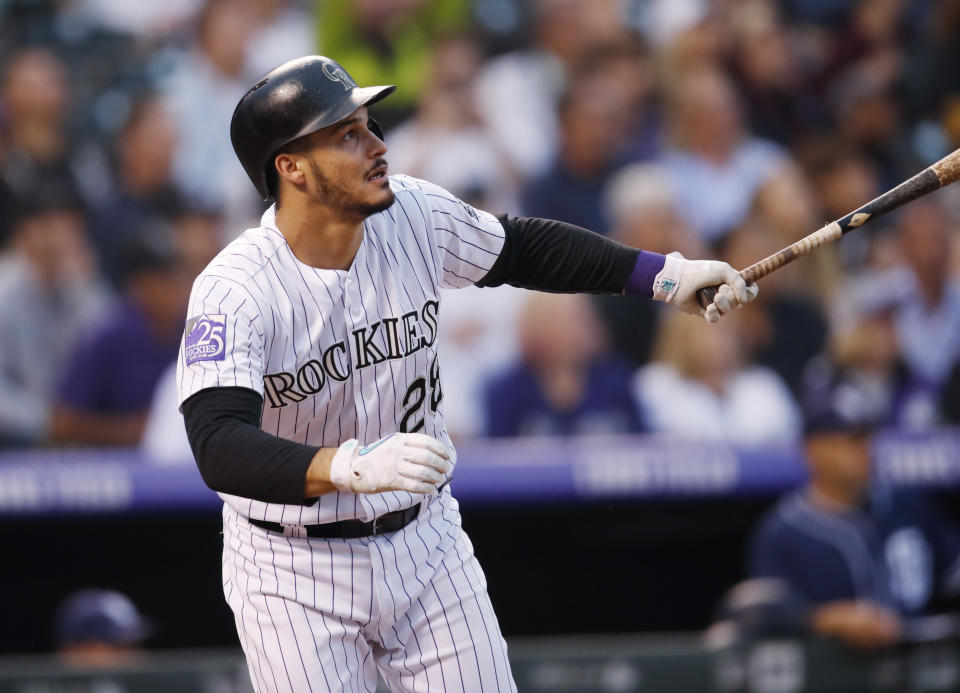 ARCHIVO – En esta imagen de archivo del 21 de agosto de 2018, Nolan Arenado, de los Rockies de Colorado, observa su doblete en partido ante los Padres de San Diego, en Denver. (AP Foto/David Zalubowski, archivo)