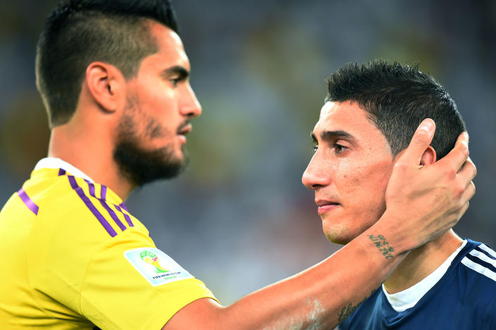 Di María es consolado por Sergio Romero luego de no haber jugado la Final que Argentina perdió con Alemania en Brasil 2014. (Laurence Griffiths/Getty Images)