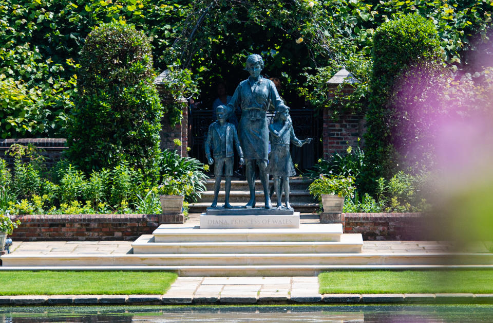 Estatua de Diana, princesa de Gales en los jardínes de Kensington Palace en 2021 en Londres, Inglaterra.   (Photo by Samir Hussein/WireImage)