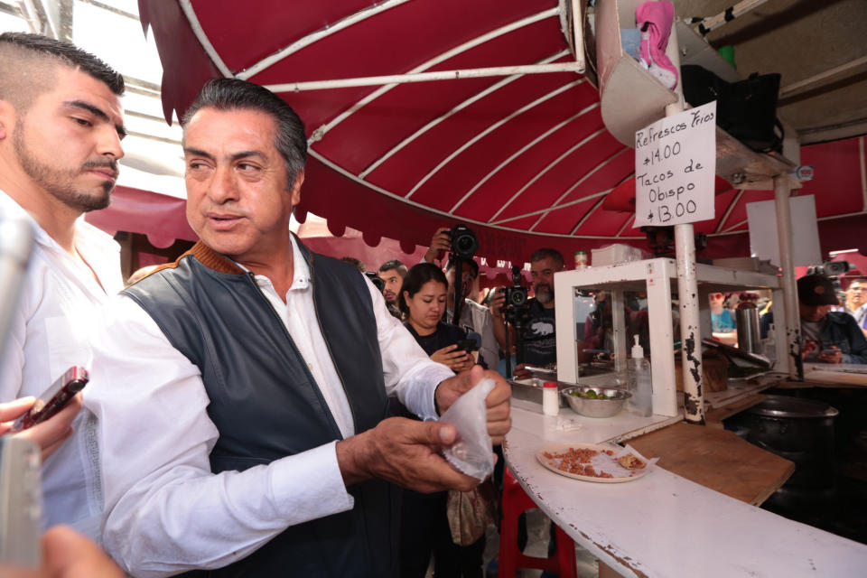 <p>FOTO l Cuartoscuro.- Jaime Rodriguez, “el bronco” realizó un recorrido por los Portales de Toluca, e invitó a la población en general a atreverse a votar por un candidato independiente y dejar atrás los partidos políticos.<br><br></p>