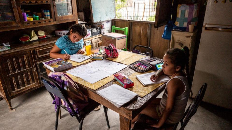 Niñas mexicana estudiando en casa