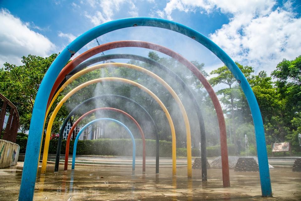 戲水池內彩虹噴水隧道。   圖：新北市水利局提供