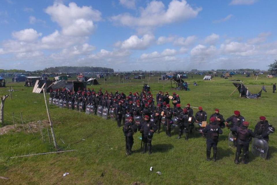 Después del desalojo, efectivos de la policía custodian el lugar para evitar que vuelva a ser ocupado