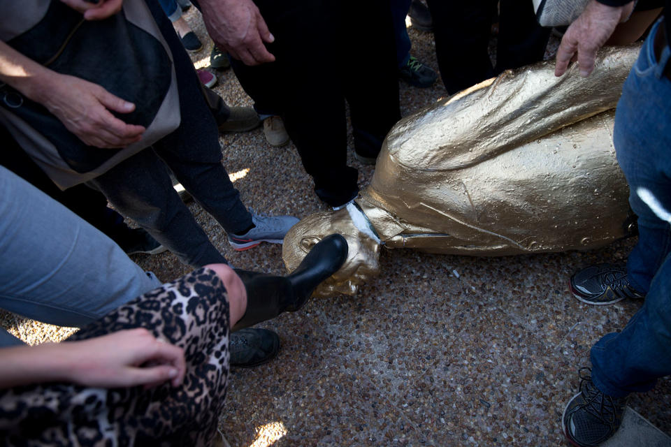 Netanyahu statue pushed to the ground