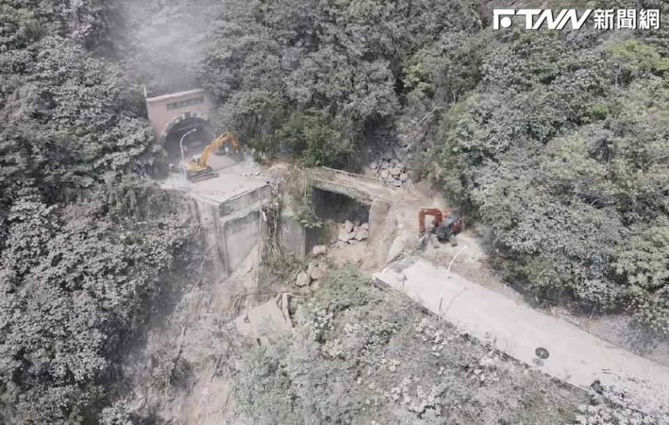 蘇花公路的下清水橋因地基隨著土石崩落，有網友發現下清水橋邊一座日治時期建造的舊橋，經過強震仍屹立不搖。（圖／翻攝臉書）