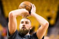 Cavaliers cruise past Raptors, Leonard shines for Spurs