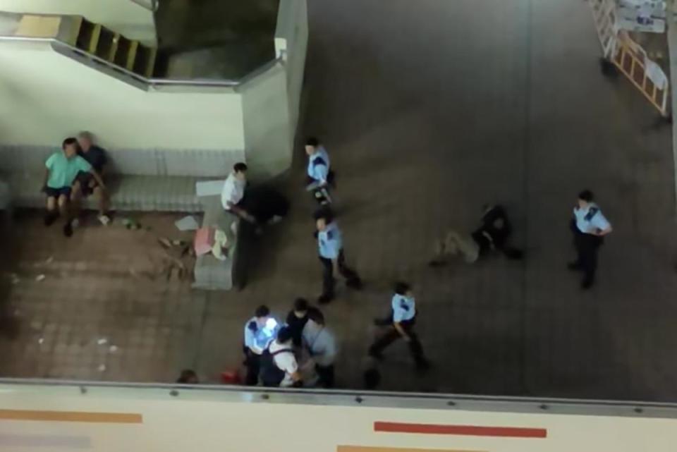 石硤尾街市凌晨有多人在公眾地方打鬥，警員到場控制場面。(網上影片截圖)