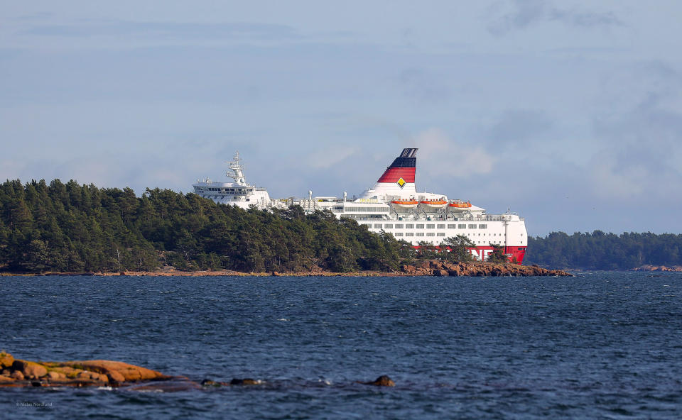 El crucero M/S Amorella de la empresa Viking Line en las islas Aland, visto desde Finlandia, el domingo 20 de septiembre de 2020. (Niclas Norlund/Lehtikuva vía AP)